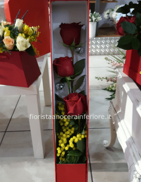 scatola con tris di rose e baci perugina