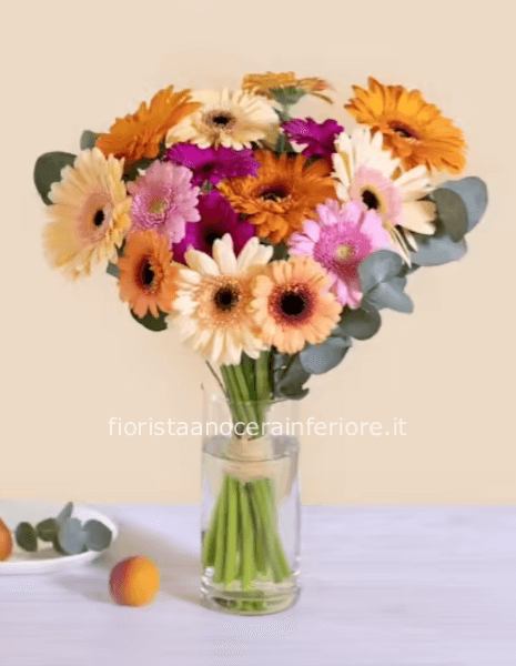 Bouquet di rose salmone e iperico