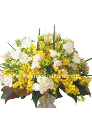 Bouquet medio di fresie e mimosa.