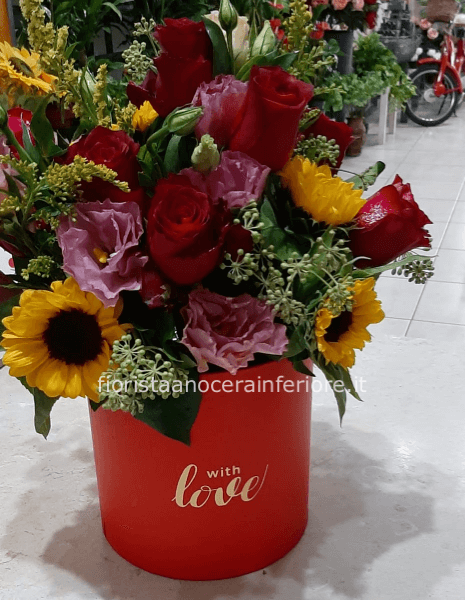 composizione in scatola a tema san valentino