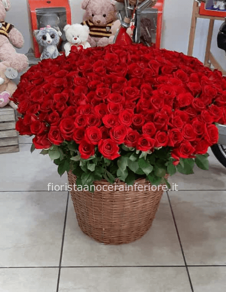 300 ROSE in cesto 