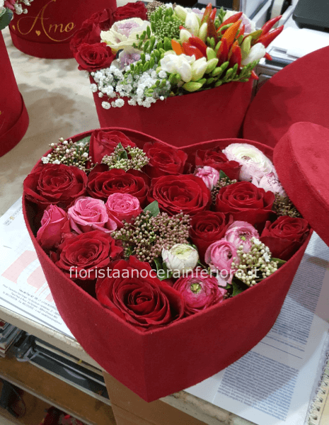 "Melodia Romantica"   Composizione a cuore con fiori misti 