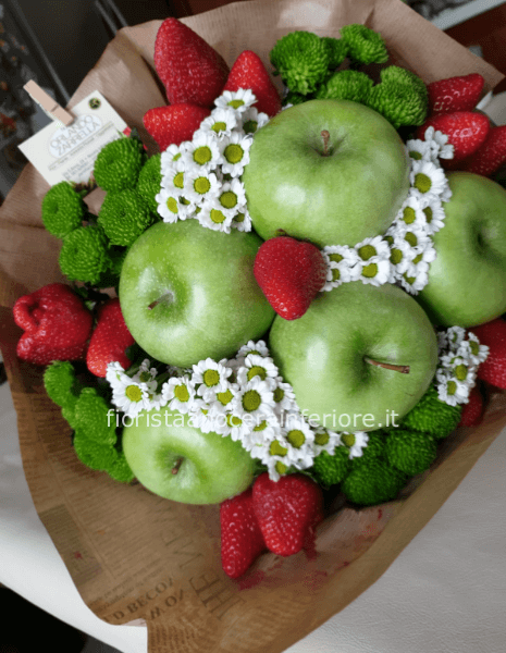 bouquet alternativo con frutta e fiori di campo