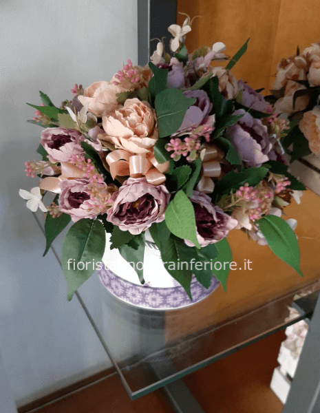 composizione in fiori finti
