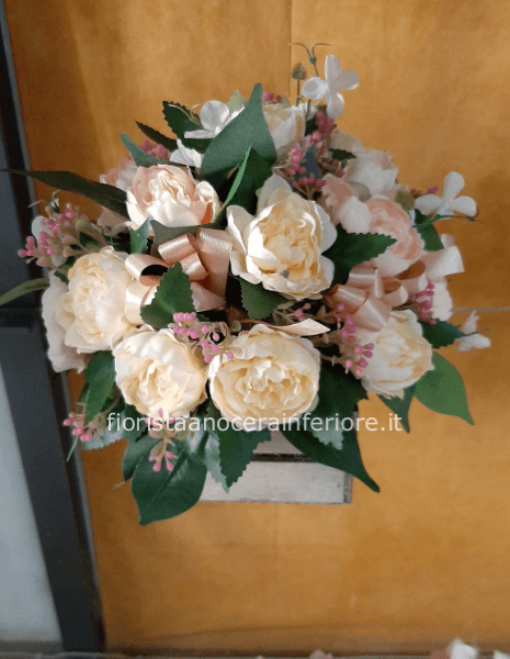 composizione in fiori finti