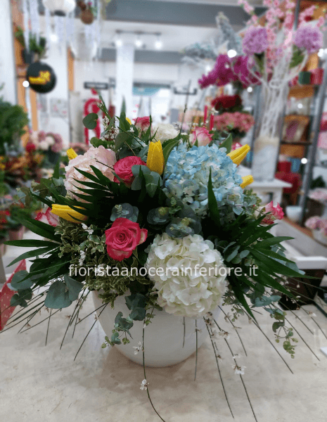 composizione fresca in vaso di ceramica 