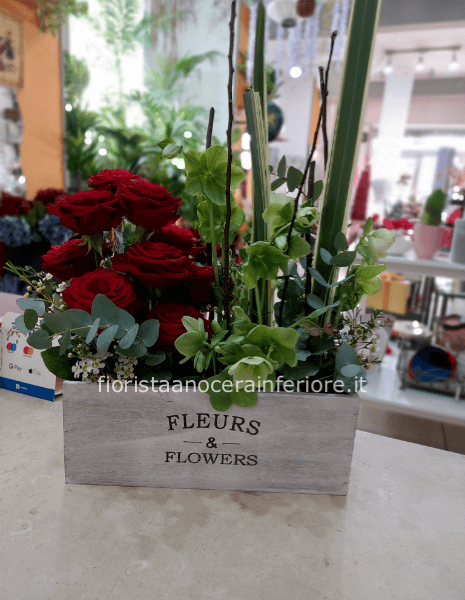 fiori freschi in cassetta di legno vintage