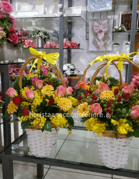 cestino di fiori freschi e mimose