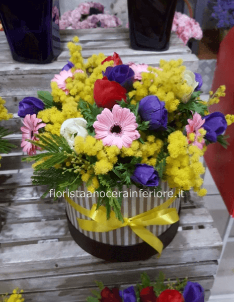 composizione in scatola tema festa della donna con fiori freschi