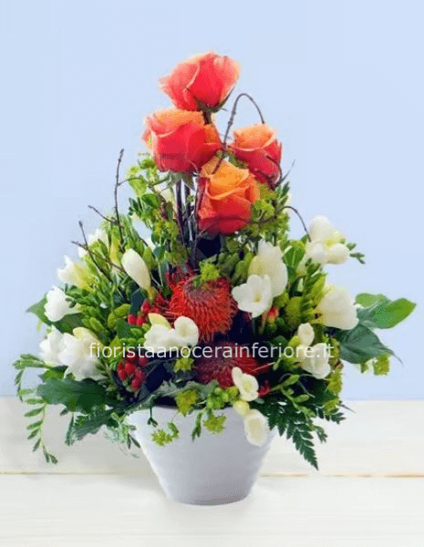 composizione di fiori freschi in vaso di ceramica