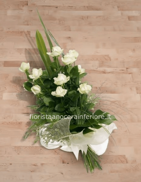 bouquet funebre di rose bianchde