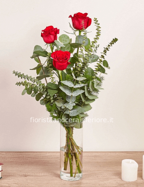 Tre rose rosse