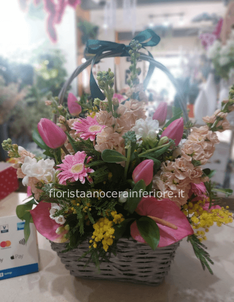 cesto con fiori misti e mimose