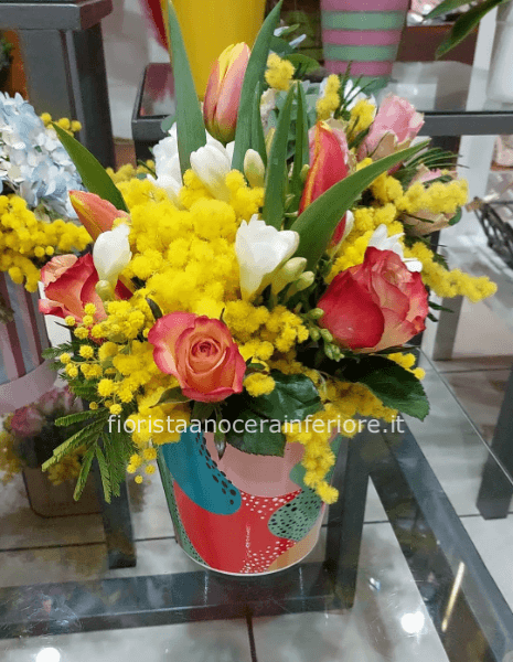 Vasetto in ceramica con mimose e fiori misti 