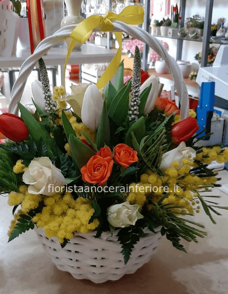 Cesto Glamour con mimose e fiori misti