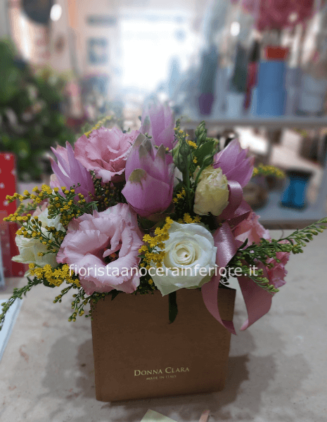 scatolina con colori tenui.