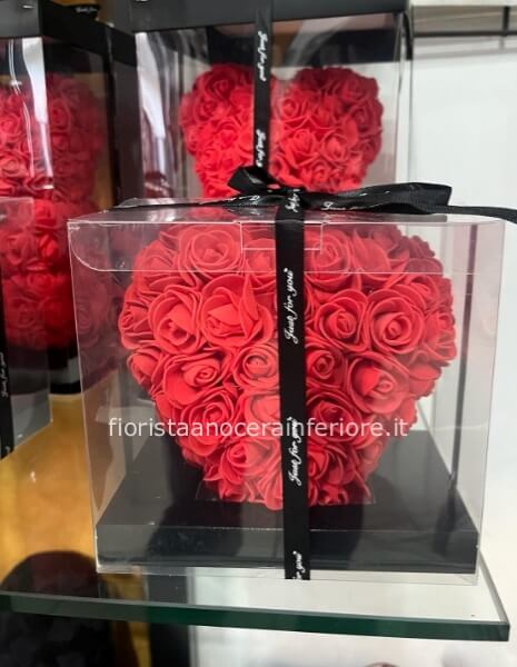 cuore in roselline artificiali